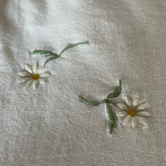 RAW CUT DAISY EMBROIDERED WHITE CROP TEE /// JOHN GALT BRANDY MELVILLE - Picture 4 of 6